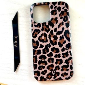 Loopy iPhone 12 Pro Max case. Leopard design with black and gold super loop.